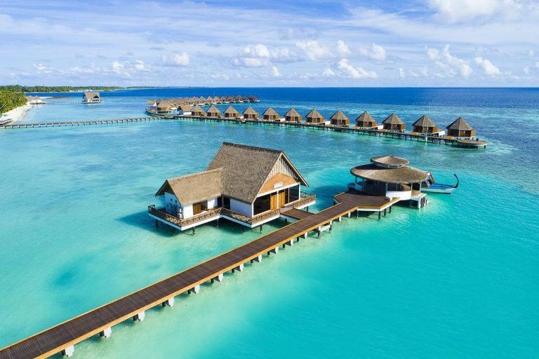 Mercure Maldives Kooddoo Resort, nefes kesen gün batımı manzaralı villaları, Pan-Asya mutfağı, spa ve su sporları seçenekleriyle tropik bir kaçış sunuyor.