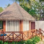 Mercure Maldives Kooddoo Resort, nefes kesen gün batımı manzaralı villaları, Pan-Asya mutfağı, spa ve su sporları seçenekleriyle tropik bir kaçış sunuyor.