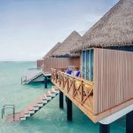 Mercure Maldives Kooddoo Resort, nefes kesen gün batımı manzaralı villaları, Pan-Asya mutfağı, spa ve su sporları seçenekleriyle tropik bir kaçış sunuyor.