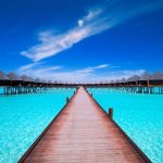 Olhuveli Beach & Spa Maldives, Güney Malé Atolü'nde, beyaz kumlu plajlar ve berrak lagünle çevrili tropikal bir cennette yer alır. Lüks villalar, spa, dalış merkezi ve çeşitli su sporlarıyla unutulmaz bir tatil sunar.