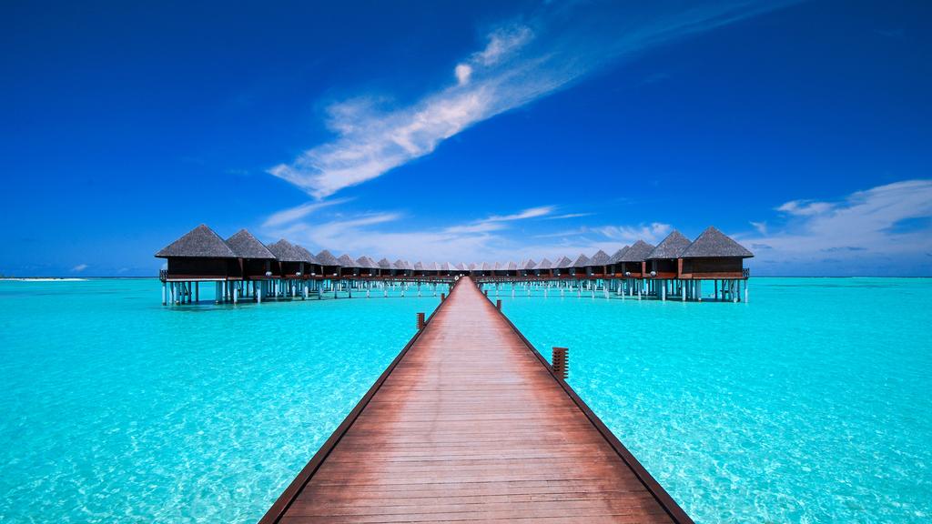 Olhuveli Beach & Spa Maldives, Güney Malé Atolü'nde, beyaz kumlu plajlar ve berrak lagünle çevrili tropikal bir cennette yer alır. Lüks villalar, spa, dalış merkezi ve çeşitli su sporlarıyla unutulmaz bir tatil sunar.