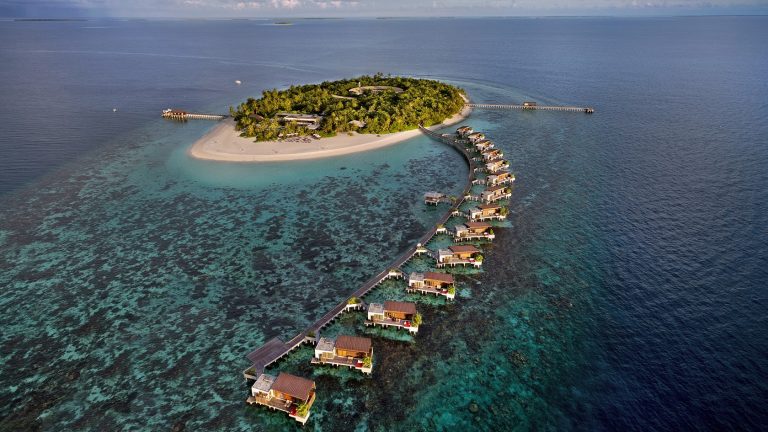 Park Hyatt Maldives Hadahaa, beyaz kumlar ve tropikal yeşilliklerle çevrili lüks villalarda huzurlu bir Maldivler tatili sunar. Dalış, spa ve dünya mutfağından lezzetler sizi bekliyor.