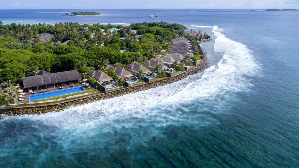 Sheraton Maldives Full Moon Resort & Spa, Maldivler tatili için özel lüks konaklama, 7 restoran, Shine Spa, açık havuz ve su sporları aktiviteleri sunar.