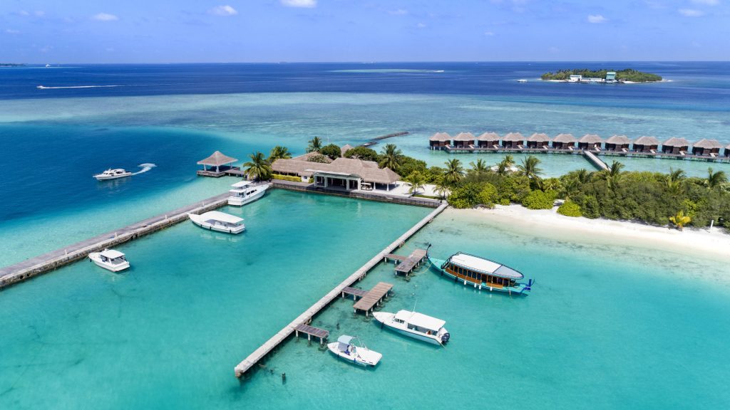 Sheraton Maldives Full Moon Resort & Spa, Maldivler tatili için özel lüks konaklama, 7 restoran, Shine Spa, açık havuz ve su sporları aktiviteleri sunar.