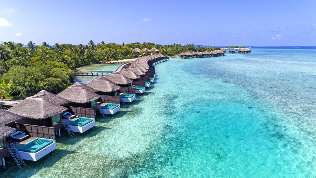 Sheraton Maldives Full Moon Resort & Spa, Maldivler tatili için özel lüks konaklama, 7 restoran, Shine Spa, açık havuz ve su sporları aktiviteleri sunar.