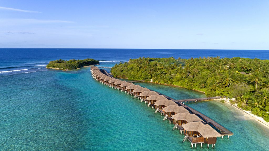 Sheraton Maldives Full Moon Resort & Spa, Maldivler tatili için özel lüks konaklama, 7 restoran, Shine Spa, açık havuz ve su sporları aktiviteleri sunar.