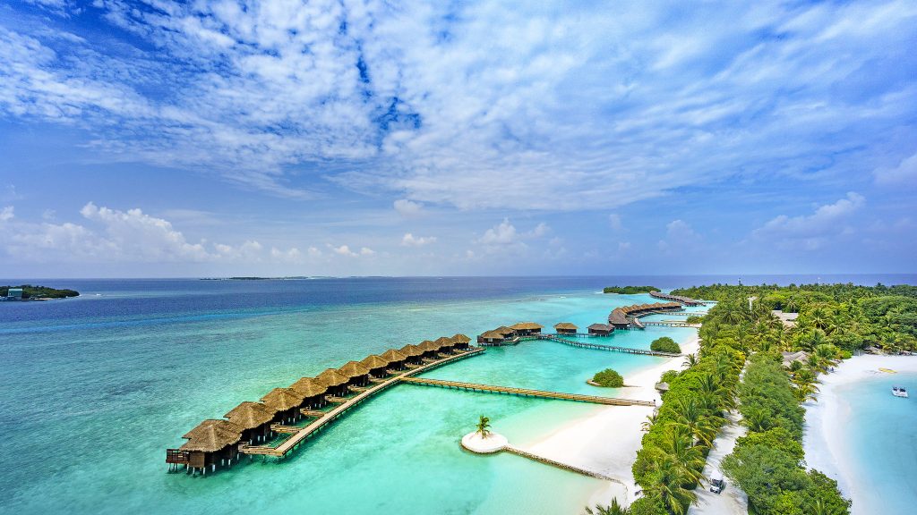 Sheraton Maldives Full Moon Resort & Spa, Maldivler tatili için özel lüks konaklama, 7 restoran, Shine Spa, açık havuz ve su sporları aktiviteleri sunar.