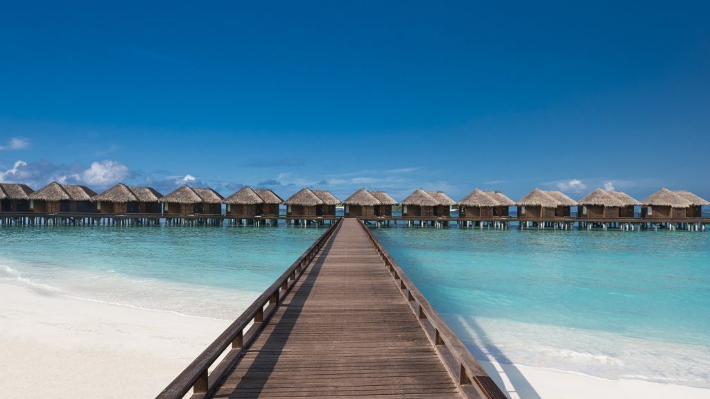 Sheraton Maldives Full Moon Resort & Spa, Maldivler tatili için özel lüks konaklama, 7 restoran, Shine Spa, açık havuz ve su sporları aktiviteleri sunar.