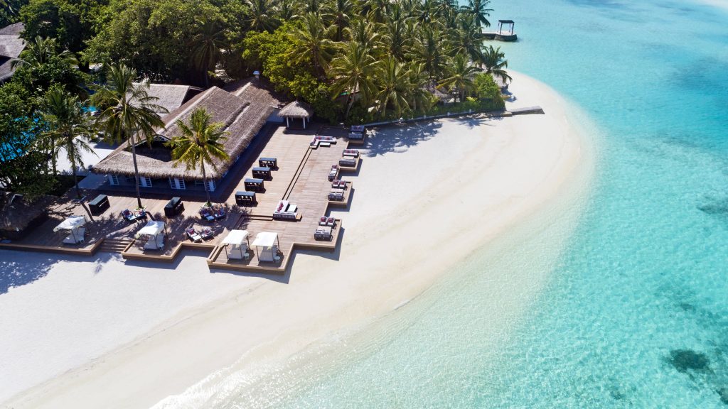 Sheraton Maldives Full Moon Resort & Spa, Maldivler tatili için özel lüks konaklama, 7 restoran, Shine Spa, açık havuz ve su sporları aktiviteleri sunar.