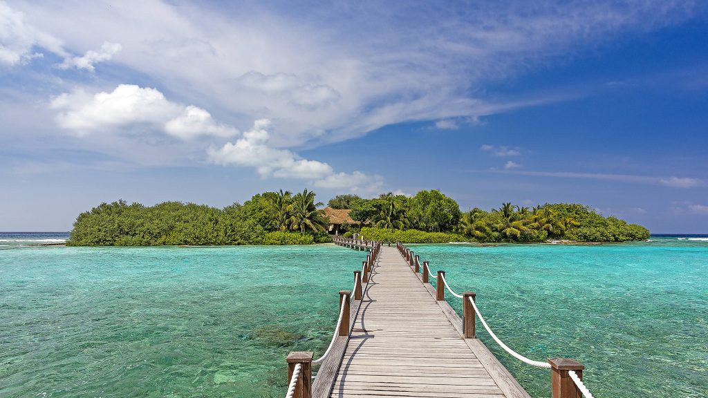 Sheraton Maldives Full Moon Resort & Spa, Maldivler tatili için özel lüks konaklama, 7 restoran, Shine Spa, açık havuz ve su sporları aktiviteleri sunar.