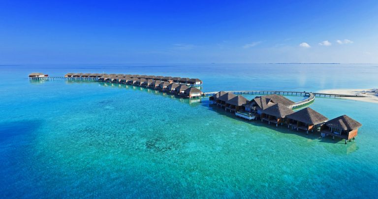 Maldivler tatili için Velassaru Resort Maldives, özel villaları, turkuaz lagünü ve 25 dakikalık sürat teknesi mesafesiyle lüks ve huzuru bir arada sunuyor.