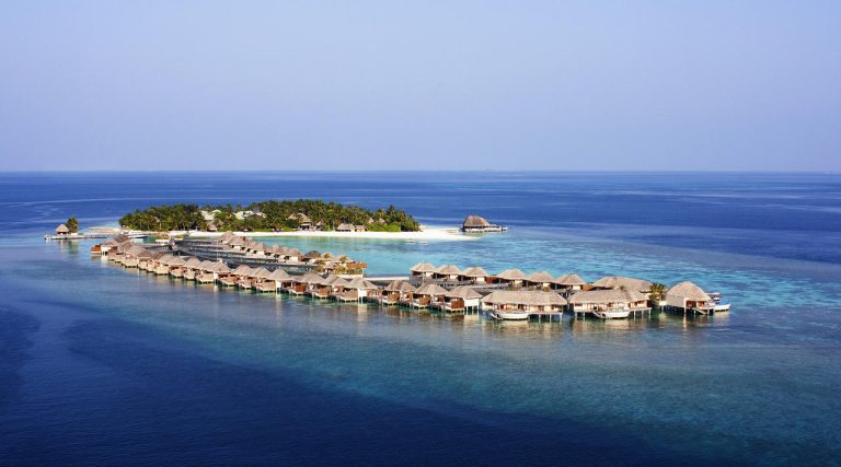 W Retreat Maldives, özel dalma havuzlu villalar ve doğrudan plaj erişimi sunar. Dalış, yoga ve su sporları gibi aktivitelerin yanı sıra, çeşitli restoranlar ve spa hizmetleriyle lüks bir tatil imkanı sağlar.