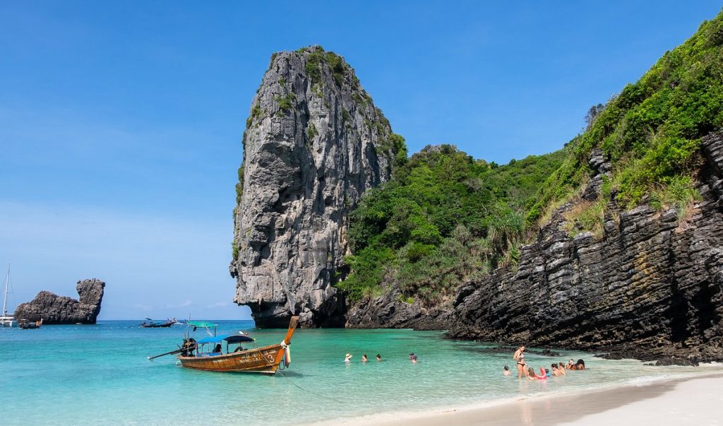 Phuket turları ile Tayland’ın tropikal cennetini keşfedin! Beyaz kumlu plajlar, turkuaz deniz ve egzotik doğa sizi bekliyor. Unutulmaz bir tatil için tıklayın.