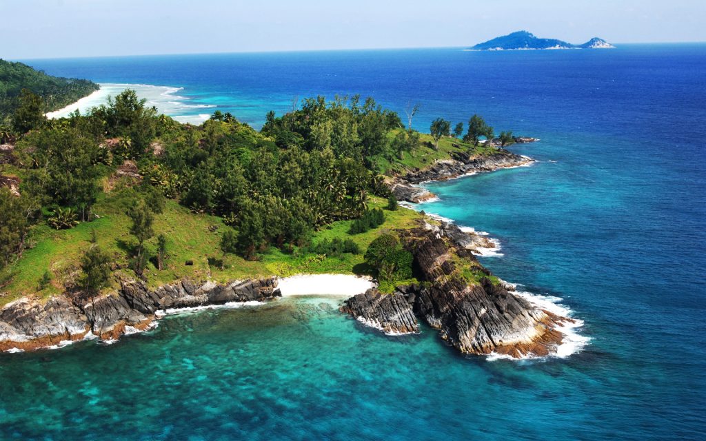 Seyşeller turları kapsamında keşfedilen Praslin Adası Anse Georgette plajı ve dev granit kayalıklar manzarası. Seyşeller Turları Constance Ephelia Resort'ta lüks konaklama, özel transferler ve benzersiz gezilerle unutulmaz bir tatil deneyimi sizi bekliyor.
