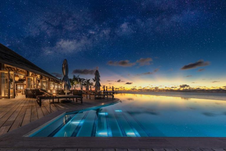 Maldivler Gece hayatı Jawakara Island Maldives, Maldivler tatili ve balayı için lüks villalar, özel havuzlar ve muhteşem okyanus manzarası sunan benzersiz bir ada cennetidir