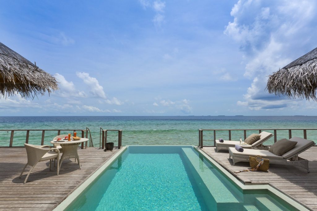 Dusit Thani Maldives, UNESCO korumalı Baa Atolü’nde su üstü villaları, ağaç tepesi spa’sı ve Tay misafirperverliği ile lüks bir Maldiv kaçamağı sunuyor.