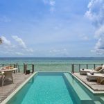 Dusit Thani Maldives, UNESCO korumalı Baa Atolü’nde su üstü villaları, ağaç tepesi spa’sı ve Tay misafirperverliği ile lüks bir Maldiv kaçamağı sunuyor.