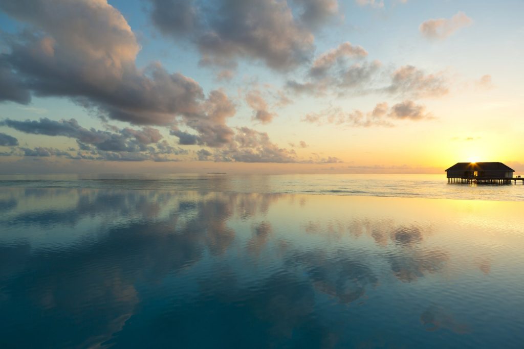 Dusit Thani Maldives, UNESCO korumalı Baa Atolü’nde su üstü villaları, ağaç tepesi spa’sı ve Tay misafirperverliği ile lüks bir Maldiv kaçamağı sunuyor.