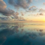 Dusit Thani Maldives, UNESCO korumalı Baa Atolü’nde su üstü villaları, ağaç tepesi spa’sı ve Tay misafirperverliği ile lüks bir Maldiv kaçamağı sunuyor.