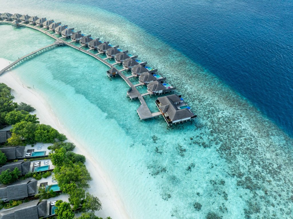 Dusit Thani Maldives, UNESCO korumalı Baa Atolü’nde su üstü villaları, ağaç tepesi spa’sı ve Tay misafirperverliği ile lüks bir Maldiv kaçamağı sunuyor.