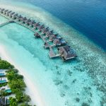 Dusit Thani Maldives, UNESCO korumalı Baa Atolü’nde su üstü villaları, ağaç tepesi spa’sı ve Tay misafirperverliği ile lüks bir Maldiv kaçamağı sunuyor.