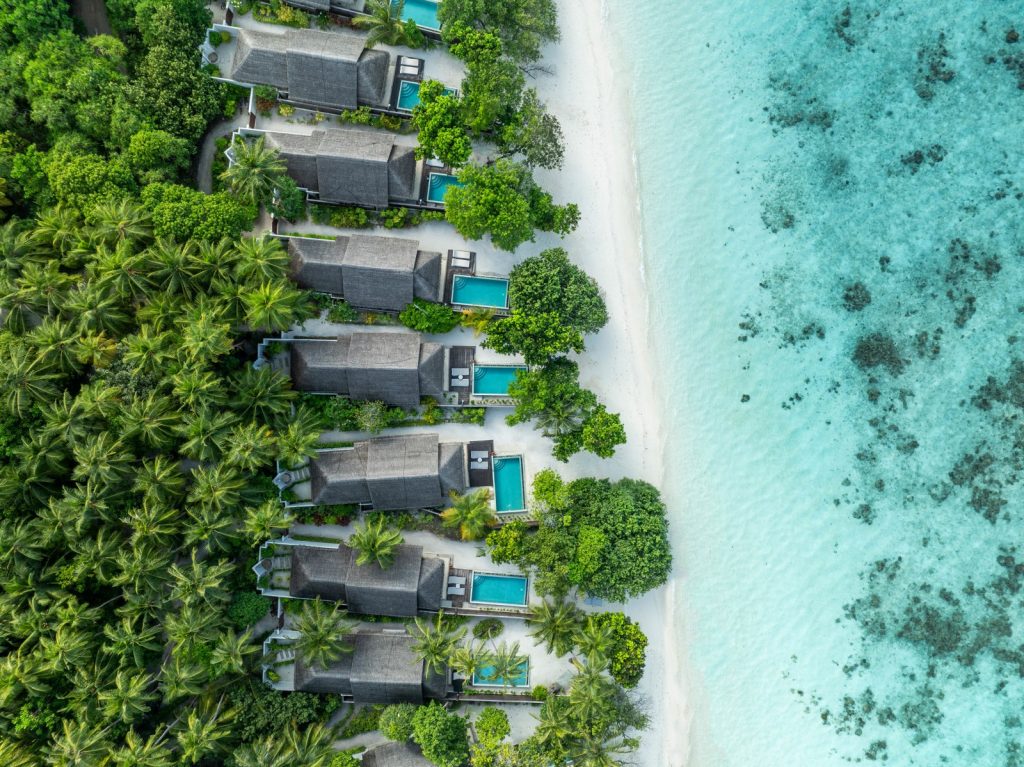 Dusit Thani Maldives, UNESCO korumalı Baa Atolü’nde su üstü villaları, ağaç tepesi spa’sı ve Tay misafirperverliği ile lüks bir Maldiv kaçamağı sunuyor.