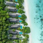 Dusit Thani Maldives, UNESCO korumalı Baa Atolü’nde su üstü villaları, ağaç tepesi spa’sı ve Tay misafirperverliği ile lüks bir Maldiv kaçamağı sunuyor.