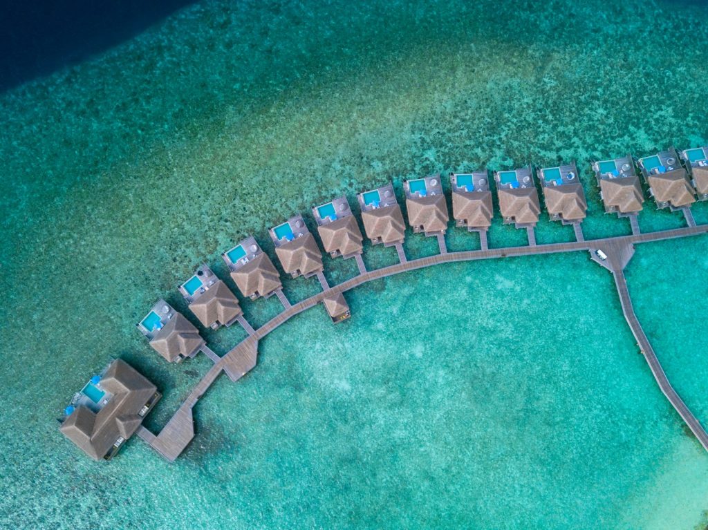 Dusit Thani Maldives, UNESCO korumalı Baa Atolü’nde su üstü villaları, ağaç tepesi spa’sı ve Tay misafirperverliği ile lüks bir Maldiv kaçamağı sunuyor.