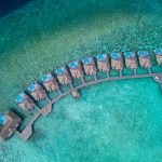 Dusit Thani Maldives, UNESCO korumalı Baa Atolü’nde su üstü villaları, ağaç tepesi spa’sı ve Tay misafirperverliği ile lüks bir Maldiv kaçamağı sunuyor.