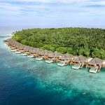 Dusit Thani Maldives, UNESCO korumalı Baa Atolü’nde su üstü villaları, ağaç tepesi spa’sı ve Tay misafirperverliği ile lüks bir Maldiv kaçamağı sunuyor.
