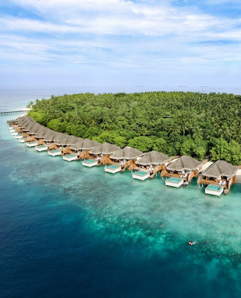 Dusit Thani Maldives, UNESCO korumalı Baa Atolü’nde su üstü villaları, ağaç tepesi spa’sı ve Tay misafirperverliği ile lüks bir Maldiv kaçamağı sunuyor.