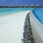 Dusit Thani Maldives, UNESCO korumalı Baa Atolü’nde su üstü villaları, ağaç tepesi spa’sı ve Tay misafirperverliği ile lüks bir Maldiv kaçamağı sunuyor.