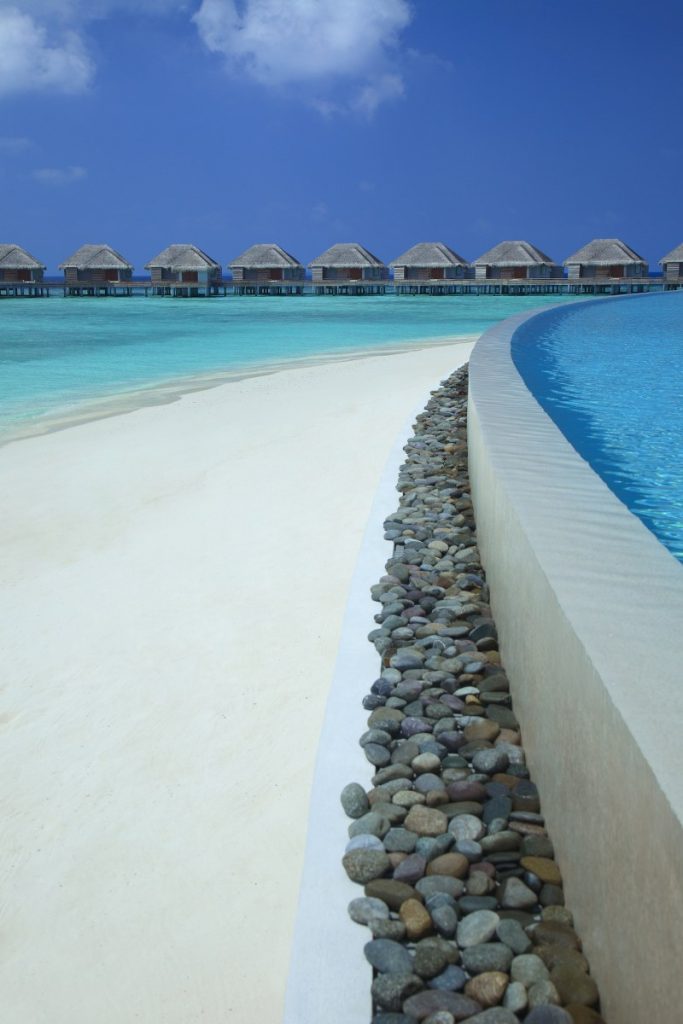 Dusit Thani Maldives, UNESCO korumalı Baa Atolü’nde su üstü villaları, ağaç tepesi spa’sı ve Tay misafirperverliği ile lüks bir Maldiv kaçamağı sunuyor.