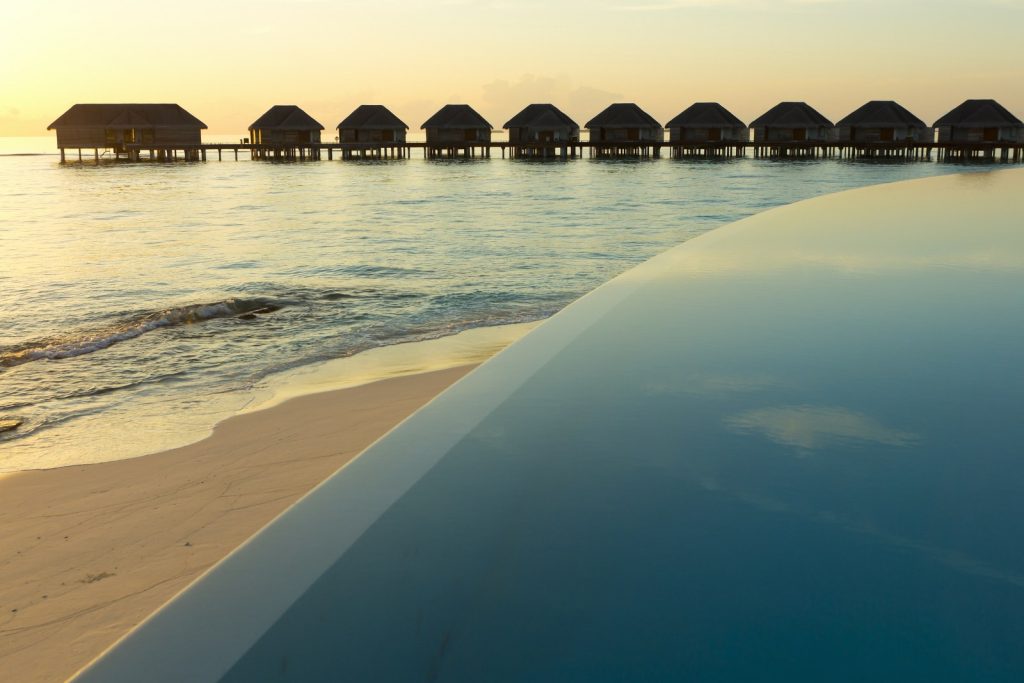 Dusit Thani Maldives, UNESCO korumalı Baa Atolü’nde su üstü villaları, ağaç tepesi spa’sı ve Tay misafirperverliği ile lüks bir Maldiv kaçamağı sunuyor.