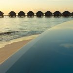 Dusit Thani Maldives, UNESCO korumalı Baa Atolü’nde su üstü villaları, ağaç tepesi spa’sı ve Tay misafirperverliği ile lüks bir Maldiv kaçamağı sunuyor.