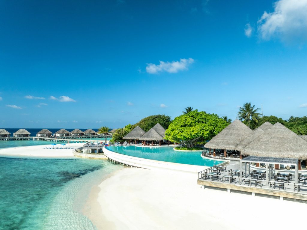 Dusit Thani Maldives, UNESCO korumalı Baa Atolü’nde su üstü villaları, ağaç tepesi spa’sı ve Tay misafirperverliği ile lüks bir Maldiv kaçamağı sunuyor.
