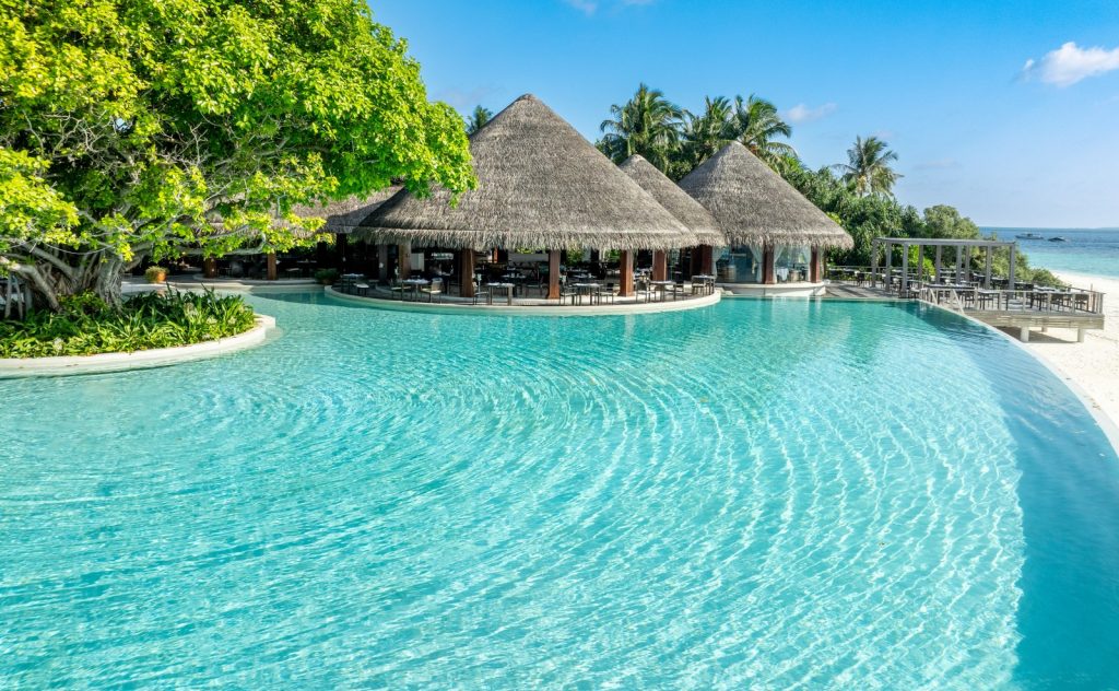 Dusit Thani Maldives, UNESCO korumalı Baa Atolü’nde su üstü villaları, ağaç tepesi spa’sı ve Tay misafirperverliği ile lüks bir Maldiv kaçamağı sunuyor.