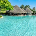 Dusit Thani Maldives, UNESCO korumalı Baa Atolü’nde su üstü villaları, ağaç tepesi spa’sı ve Tay misafirperverliği ile lüks bir Maldiv kaçamağı sunuyor.