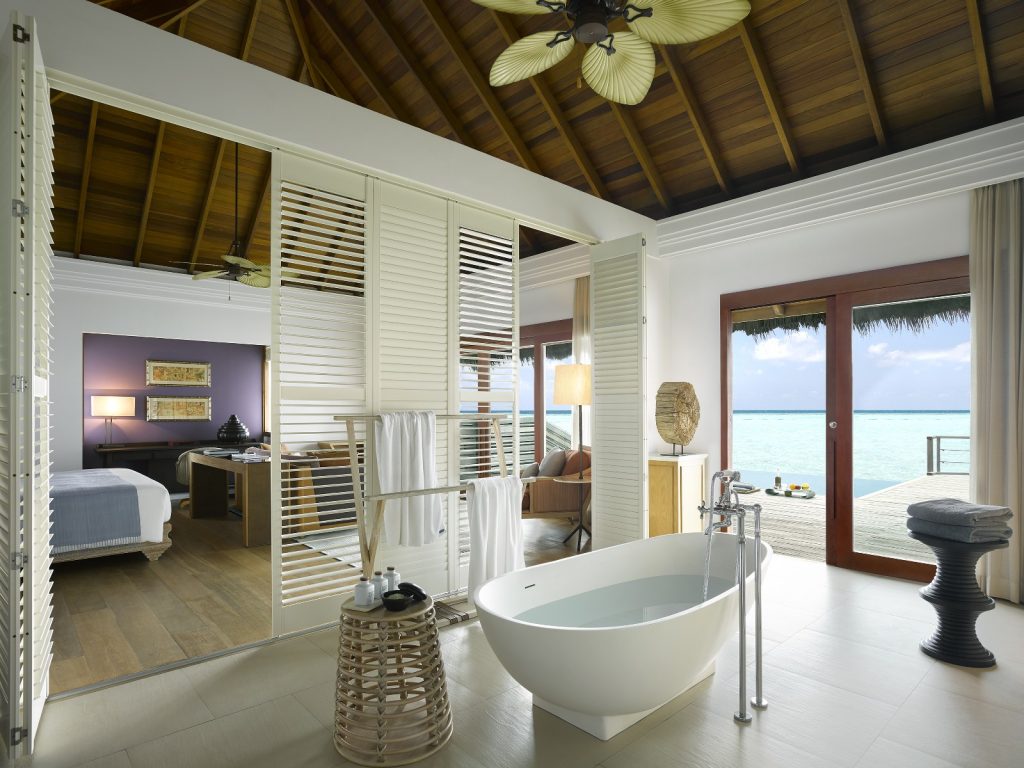 Dusit Thani Maldives, UNESCO korumalı Baa Atolü’nde su üstü villaları, ağaç tepesi spa’sı ve Tay misafirperverliği ile lüks bir Maldiv kaçamağı sunuyor.