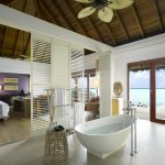 Dusit Thani Maldives, UNESCO korumalı Baa Atolü’nde su üstü villaları, ağaç tepesi spa’sı ve Tay misafirperverliği ile lüks bir Maldiv kaçamağı sunuyor.