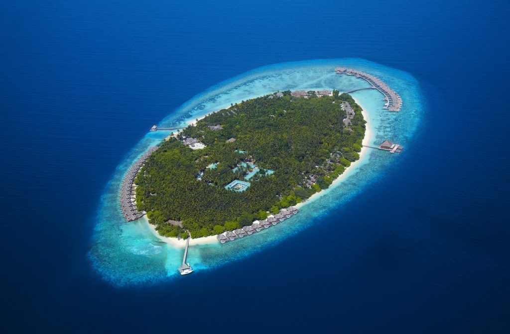 Dusit Thani Maldives, UNESCO korumalı Baa Atolü’nde su üstü villaları, ağaç tepesi spa’sı ve Tay misafirperverliği ile lüks bir Maldiv kaçamağı sunuyor.