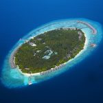 Dusit Thani Maldives, UNESCO korumalı Baa Atolü’nde su üstü villaları, ağaç tepesi spa’sı ve Tay misafirperverliği ile lüks bir Maldiv kaçamağı sunuyor.