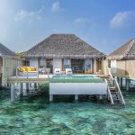 Dusit Thani Maldives, UNESCO korumalı Baa Atolü’nde su üstü villaları, ağaç tepesi spa’sı ve Tay misafirperverliği ile lüks bir Maldiv kaçamağı sunuyor.