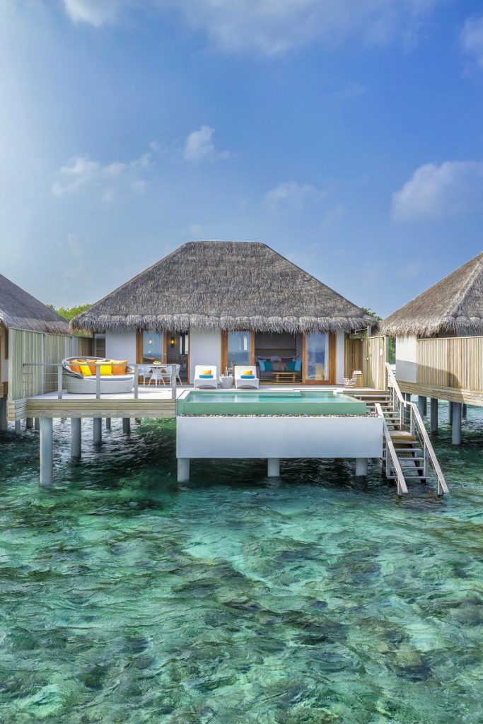 Dusit Thani Maldives, UNESCO korumalı Baa Atolü’nde su üstü villaları, ağaç tepesi spa’sı ve Tay misafirperverliği ile lüks bir Maldiv kaçamağı sunuyor.