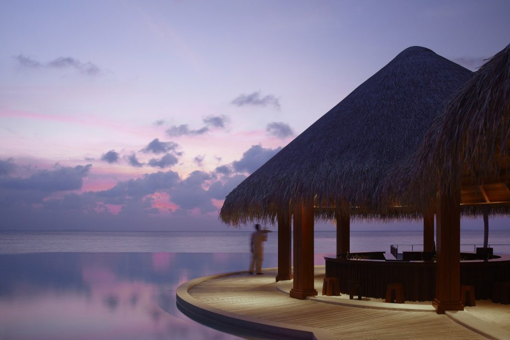 Dusit Thani Maldives, UNESCO korumalı Baa Atolü’nde su üstü villaları, ağaç tepesi spa’sı ve Tay misafirperverliği ile lüks bir Maldiv kaçamağı sunuyor.