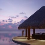 Dusit Thani Maldives, UNESCO korumalı Baa Atolü’nde su üstü villaları, ağaç tepesi spa’sı ve Tay misafirperverliği ile lüks bir Maldiv kaçamağı sunuyor.