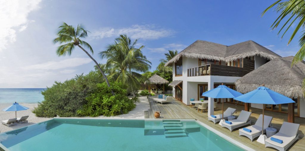 Dusit Thani Maldives, UNESCO korumalı Baa Atolü’nde su üstü villaları, ağaç tepesi spa’sı ve Tay misafirperverliği ile lüks bir Maldiv kaçamağı sunuyor.