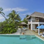 Dusit Thani Maldives, UNESCO korumalı Baa Atolü’nde su üstü villaları, ağaç tepesi spa’sı ve Tay misafirperverliği ile lüks bir Maldiv kaçamağı sunuyor.