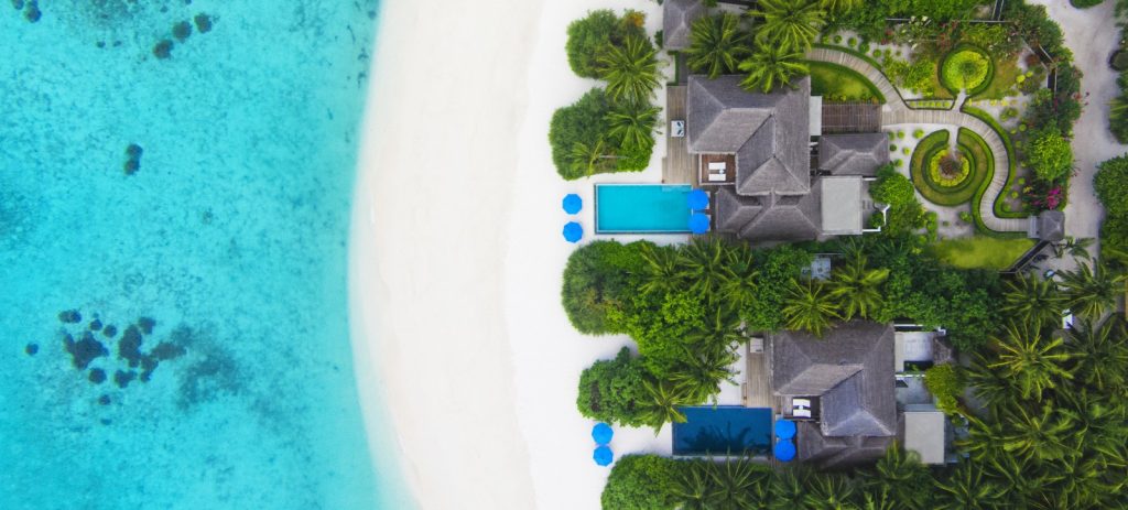 Dusit Thani Maldives, UNESCO korumalı Baa Atolü’nde su üstü villaları, ağaç tepesi spa’sı ve Tay misafirperverliği ile lüks bir Maldiv kaçamağı sunuyor.