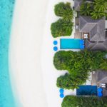 Dusit Thani Maldives, UNESCO korumalı Baa Atolü’nde su üstü villaları, ağaç tepesi spa’sı ve Tay misafirperverliği ile lüks bir Maldiv kaçamağı sunuyor.